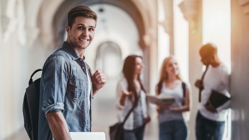 Todos los becarios en prácticas cotizan en 2025